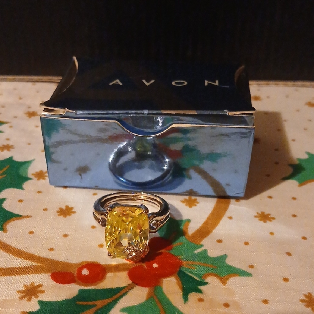 Avon Silver Bold Green Ring With A  Flower Accent